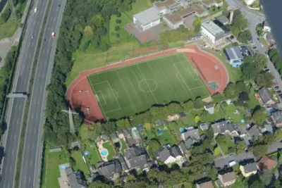 Luftaufnahme eines Sportplatzes mit Fußballfeld und Laufbahn in Gelsenkirchen.