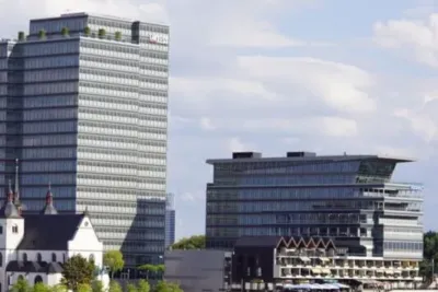 "Das BASF Hauptverwaltung in Ludwigshafen am Rhein, moderne Architektur und Wasserufer"