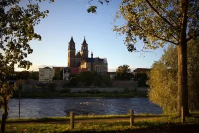 AOK Sachsen-Anhalt - Kundencenter Magdeburg 2 Magdeburg, Dom St. Salvatoris, Blick vom Elbufer, Sachsen-Anhalt
