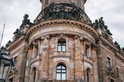 Historisches Gebäude in Deutschland, repräsentativ für die Architektur von Versicherungsunternehmen wie Allianz SE und Wü