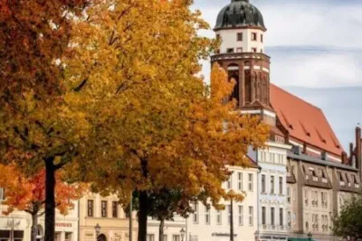 DAK Cottbus – Öffnungszeiten und Adresse: Alle Infos zu Sprechzeiten und Standort 8 "Cottbus, DAK-Klinik, Stadtsilhouette, Herbst, Marktplatz"