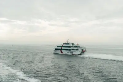 Schiff auf dem Wasser, Vergleich von Allianz SE und Generali Deutschland AG, Versicherungsriesen