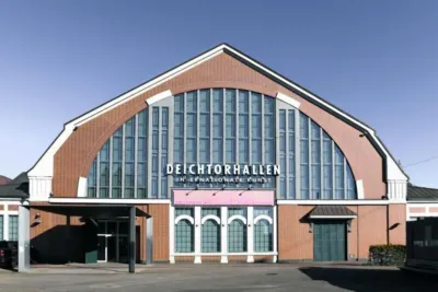 AOK Halle (Saale) – Öffnungszeiten: Aktuelle Sprechzeiten und Kontaktinfos 5 Gebäude der Deichtorhallen in Hamburg mit großem Fensterbogen und Schriftzug "Deichtorhallen".