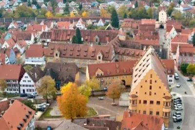 AOK Bayern Geschäftsstelle Altötting – Öffnungszeiten, Adresse und Kontaktinformationen 1 Luftaufnahme von Altötting, Bayern - Stadtansicht mit Häusern und Straßen.