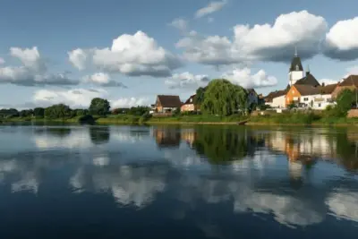 "Idyllisches Flussufer in Höxter, Nordrhein-Westfalen, AOK NordWest Kundencenter"