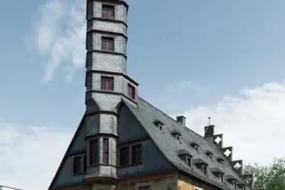 AOK Korbach – Adresse und Öffnungszeiten: Öffnungszeiten, Kontaktdaten und Service-Info 3 "AOK Korbach - Gebäude mit Fachwerk und Turm, Adresse und Öffnungszeiten"
