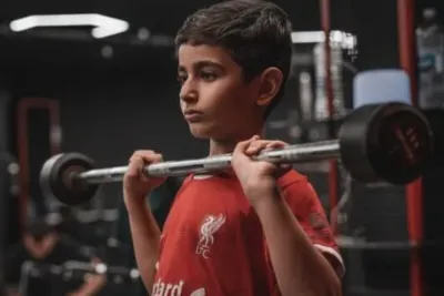 Fitnessstudio Mindestalter: Ab 12, 14 oder 16 Jahre - Wann dürfen Kinder und Jugendliche ins Fitnessstudio? 3 Junger Junge trainiert im Fitnessstudio mit einer Langhantel