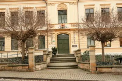 KNAPPSCHAFT Geschäftsstelle Altenburg 1 "Knappschaft Geschäftsstelle Altenburg, historische Fassade, grüne Tür, leerstehende Bäume"