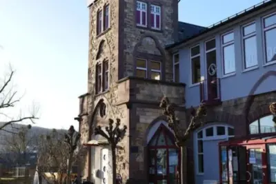 "AOK Hessen Kundencenter Groß-Gerau, historisches Gebäude mit Turm"