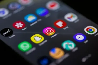 Smartphone-Display mit verschiedenen App-Icons, Nahaufnahme