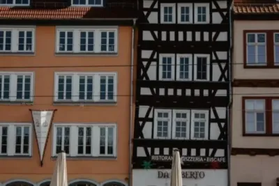 "Häuserfassaden in Erfurt, Deutschland - Traditionelle Architektur in der Innenstadt"