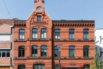 AOK Pirmasens (Bahnhofstraße 28): Öffnungszeiten, Telefonnummer & Adresse 2026 8 Rotes Backsteingebäude mit Turm, Hamburger Sparkasse, Bahnhofstraße 28