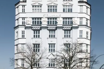 Weißes mehrstöckiges Gebäude mit vielen Fenstern, SGB-Krankenkasse Hamburg