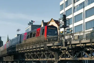 AOK Rheinland/Hamburg - GS Mülheim 2 "U-Bahn auf einer Brücke in Mülheim, AOK Rheinland/Hamburg"