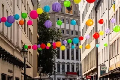 AOK Bayern Geschäftsstelle Augsburg 10 Bunte Laternen über einer Straße in Augsburg, Bayern