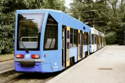 AOK Kassel – Telefonnummer und Öffnungszeiten: Alle Infos zu Kontakt, Erreichbarkeit und Servicezeiten 2 Blauer Straßenbahnzug an einem Bahnhof, Nahverkehr in Kassel, ÖPNV