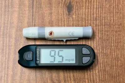 HEK vs BIG direkt gesund – Krankenkassen Vergleich: Der ultimative Test, wer wirklich besser schützt 9 "Blutzuckermessung mit Control D und Lanzette auf Holzuntergrund"