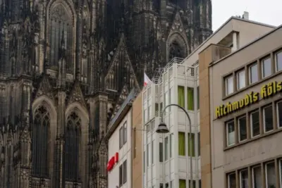 DAK-Gesundheit Servicezentrum in Köln - Moderne Gesundheitsversorgung im Rheinland 7 "Gebäudeansicht des DAK-Gesundheit Servicezentrums in Köln mit Kölner Dom"