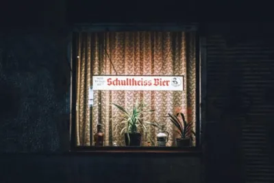Barmer Berlin Mitte Adresse Öffnungszeiten: Alle Infos & Tipps 8 "Schultheiss Bier Fenster mit Pflanzen und Schultheiss Bier Schild"