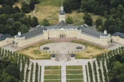 Luftaufnahme Schloss Karlsruhe mit großem Garten und Gebäuden, Deutschland.