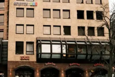 "AOK Lünen, Adresse und Öffnungszeiten, Gebäudeansicht mit Fahrrädern"