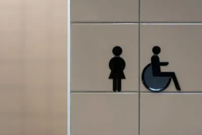 BARMER Leipzig Mitte: Gesundheitsvorsorge direkt am Augustusplatz mit barrierefreiem Zugang und Hotline 10 "Behinderten-Toilette und Damen-Toilette, barrierefreies WC"