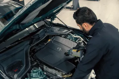 AOK Nordost - Servicecenter Schöneberg 1 Mechaniker überprüft Motor im AOK Nordost Servicecenter Schöneberg.