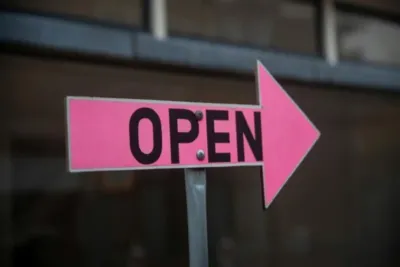 AOK PLUS Zwickau – Öffnungszeiten: Alle aktuellen Sprechstundenzeiten und Filialinformationen 1 "Offener Pfeil mit 'OPEN'-Text, Hinweis auf geöffnete Sprechstunden"