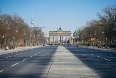 "Brandenburger Tor in Berlin, Blick entlang der Straße, AOK Nordost Studierendenservice"