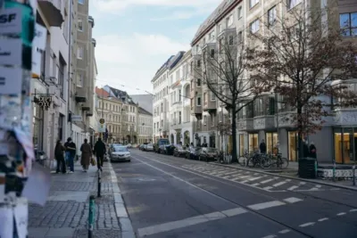 BKK VerbundPlus vs AOK Krankenkassen Vergleich 2026: Welche Krankenkasse ist besser für dich in Deutschland 2 "Stadtstraße in Deutschland mit Geschäften und Fußgängern"