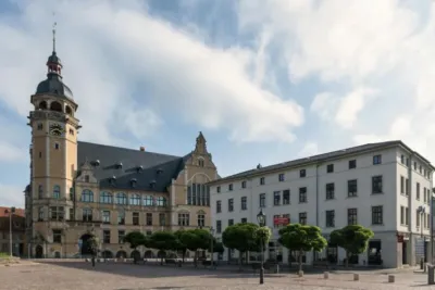 AOK Sachsen‑Anhalt – Kundencenter Halle (Saale): Adresse, Öffnungszeiten und Service-Infos für Versicherte 7 Historisches Gebäude in Halle (Saale) mit Turm und Platz, AOK Sachsen-Anhalt Kundencenter