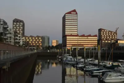 AOK Bremen/Bremerhaven - Geschäftsstelle Bremen-West 7 "Hafenanlage Bremen-West mit Bürogebäuden und Booten"