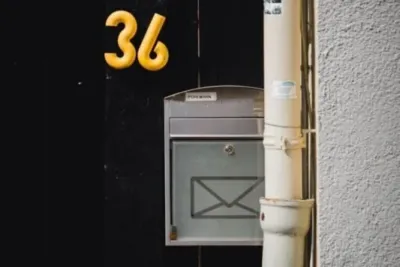 "Hausnummer 36, Briefkasten an einer schwarzen Tür"