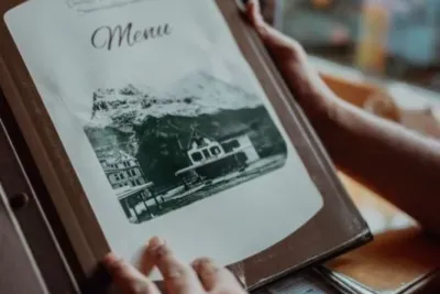 ikk classic zuzahlungsbefreiung pdf: Jetzt kostenlos herunterladen & sofort beantragen 6 Ein Menü in einem Restaurant, Person hält Speisekarte