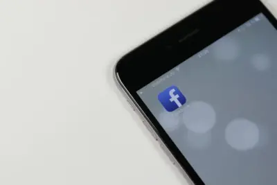 DAK Familienversicherung Antrag: Online & PDF (2026) 8 Smartphone mit Facebook-App auf dem Bildschirm, Vodafone-Netzwerk