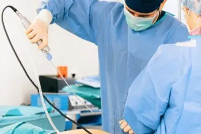 Thrombosespritze op notwendig dauer: Wichtige Informationen und Empfehlungen 10 "Operateur führt Thrombose-Spritze OP durch, medizinisches Personal im Operationssaal"