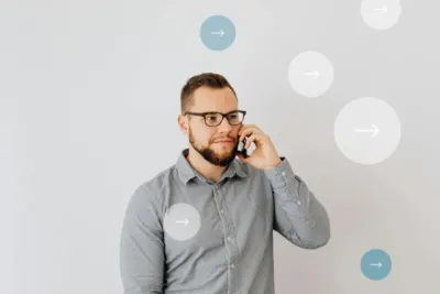 SDK Süddeutsche Krankenversicherung ServiceCenter Kontakt: So erreichen Sie schnell und unkompliziert einen Ansprechpartner 10 Mann spricht telefoniert mit einem Mitarbeiter des SDK Süddeutsche Krankenversicherung ServiceCenters.