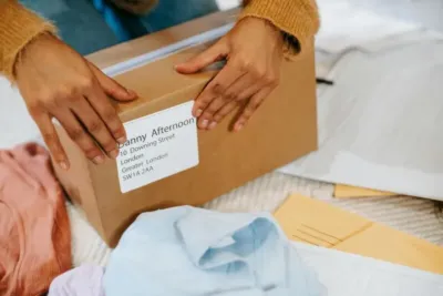 Debeka BKK Adresse finden: So findest du schnell die richtige Adresse für deine Krankenkasse 5 "Ein Paket mit Adressetikett, Hände beim Öffnen, Post, Briefumschlag, Kleidung"