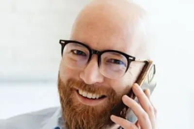 BKK Verbundplus Adresse Kontakt: So erreichen Sie Ihre Krankenkasse im Handumdrehen 4 Mann spricht lächelnd am Telefon, Kontaktaufnahme Krankenkasse
