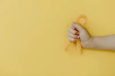 Kribbeln linker Arm: Ursachen, Symptome und Sofortmaßnahmen - Was wirklich bei einem Kribbeln im linken Arm hilft 5 Hand mit gelbem Band auf gelbem Hintergrund, linker Arm, Kribbeln und Taubheit Symbol
