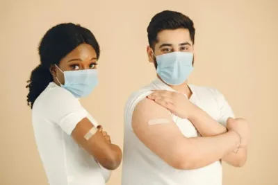 "Ein Mann und eine Frau mit Schutzmasken und Armverband nach Tollwut-Impfung"