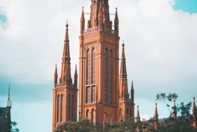 TK Wiesbaden Kontakt Informationen Öffnungszeiten Adresse und Telefonnummer finden 6 Turm der katholischen Kirche in Wiesbaden, Hessen, Deutschland.
