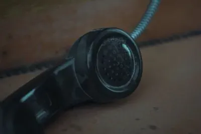 HEK Saarbrücken Telefonnummer, Adresse und Öffnungszeiten 2 "Ein schwarzes Telefon auf einem Holztisch, Nahaufnahme des Hörers"