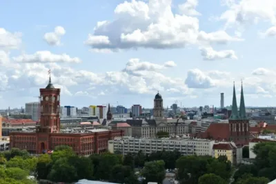 "Panoramablick auf Berlin: Stadtlandschaft mit historischen Gebäuden und Kirchtürmen"